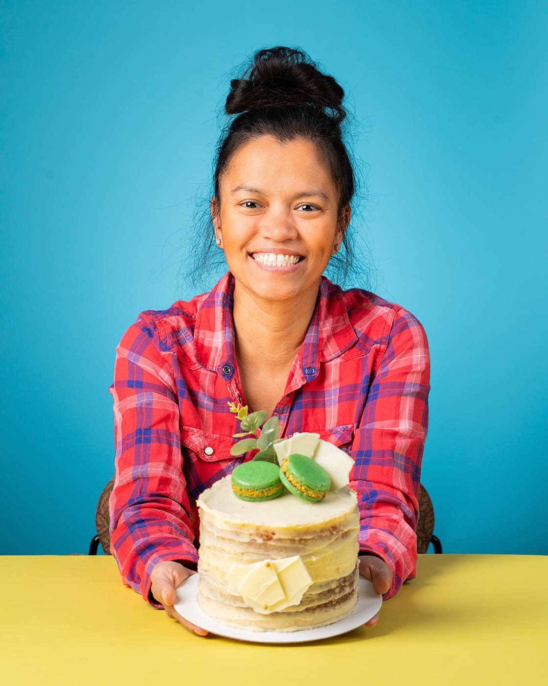 Portrait of Tracie Duross holding a cake<br />
